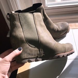 Sorel Lea Wedge Booties barely worn! Rare Peatmoss